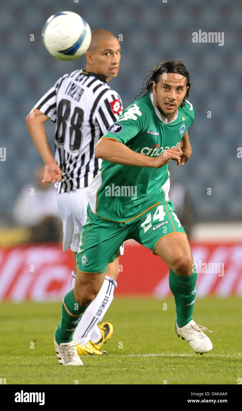 Bremen?s Claudio Pizarro (R) vies for the ball with Udinese?s Goekhan Inler during the UEFA Cup quarter finals second leg match Udinese vs Werder Bremen at Stadio Friuli in Udine, Italy, 16 April 2009. The match tied 3-3. Photo: Carmen Jaspersen Stock Photo