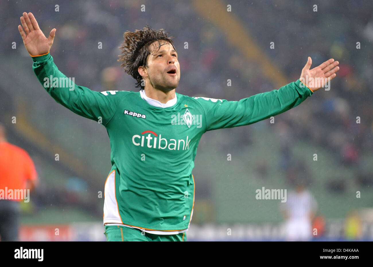 Bremen?s Diego cheers after his goal to 1-1during the UEFA Cup quarter finals second leg match Udinese vs Werder Bremen at Stadio Friuli in Udine, Italy, 16 April 2009. The match tied 3-3. Photo: Carmen Jaspersen Stock Photo