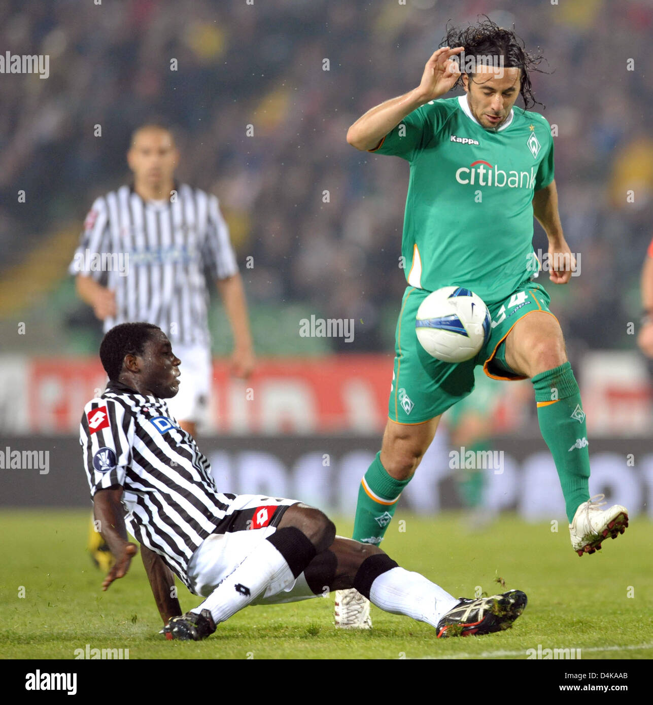 Bremen?s Claudio Pizarro (R) vies for the ball with Udinese?s Cristian Zapata during the UEFA Cup quarter finals second leg match Udinese vs Werder Bremen at Stadio Friuli in Udine, Italy, 16 April 2009. The match tied 3-3. Photo: Carmen Jaspersen Stock Photo