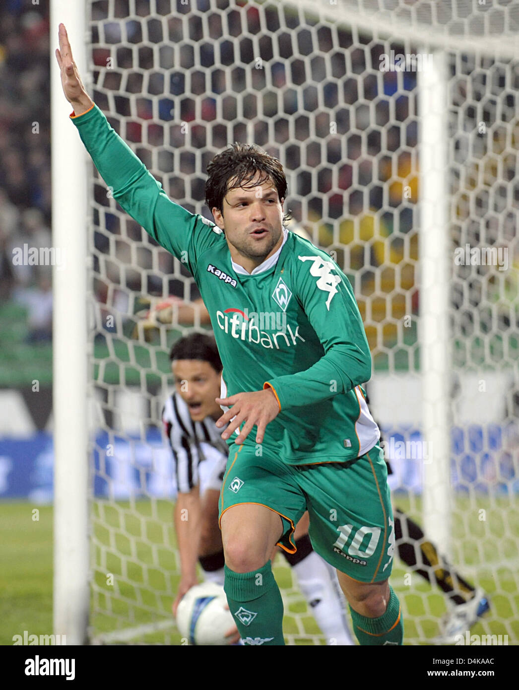 Bremen?s Diego cheers after his second goal to 3-2 during the UEFA Cup quarter finals second leg match Udinese vs Werder Bremen at Stadio Friuli in Udine, Italy, 16 April 2009. The match tied 3-3. Photo: Carmen Jaspersen Stock Photo