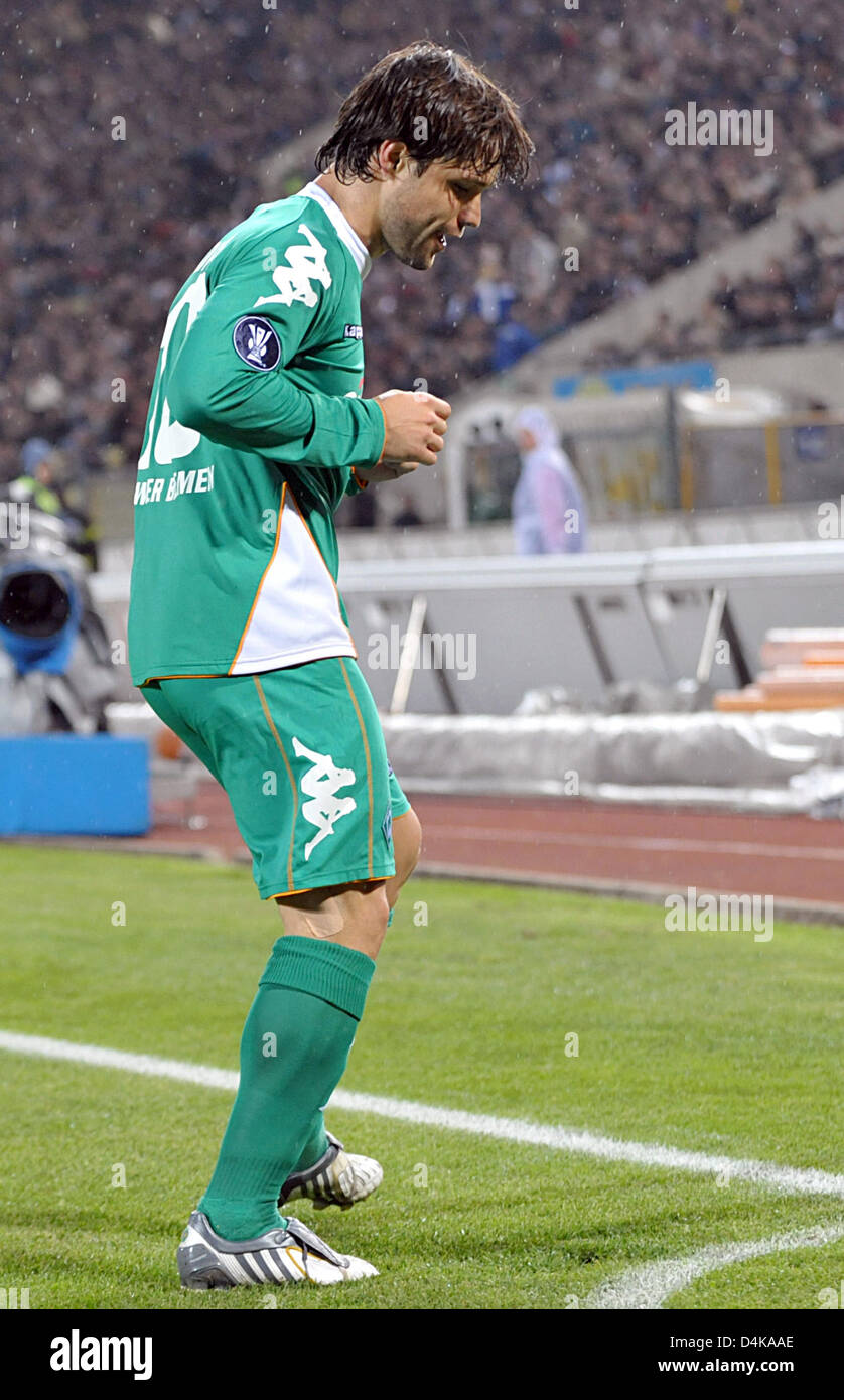 Bremen?s Diego cheers after his goal to 1-1 during the UEFA Cup quarter finals second leg match Udinese vs Werder Bremen at Stadio Friuli in Udine, Italy, 16 April 2009. The match tied 3-3. Photo: Carmen Jaspersen Stock Photo