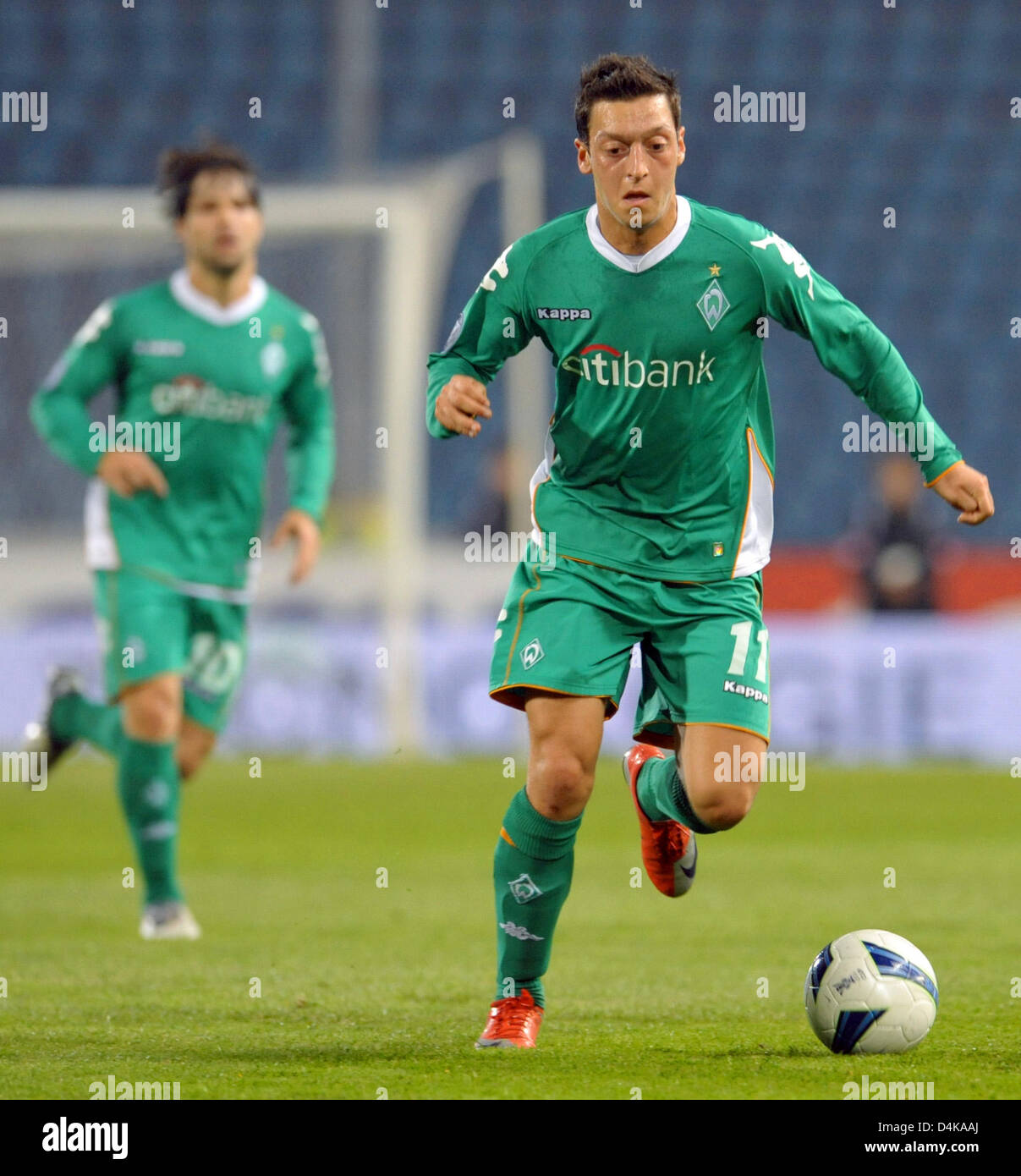 Bremen?s Mesut Oezil controls the ball during the UEFA Cup quarter finals second leg match Udinese vs Werder Bremen at Stadio Friuli in Udine, Italy, 16 April 2009. The match tied 3-3. Photo: Carmen Jaspersen Stock Photo