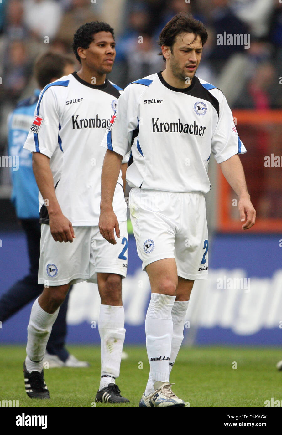 Bielefeld?s Michael Lamey (L) and Markus Schuler (R) leave the pitch dejected after the German Bundesliga match Arminia Bielefeld v FC Bayern Munich at SchuecoArena stadium of Bielefeld, Germany, 18 April 2009. Munich won the match 1-0.  Photo: FRISO GENTSCH   (ATTENTION: EMBARGO CONDITIONS! The DFL permits the further utilisation of the pictures in IPTV, mobile services and other  Stock Photo