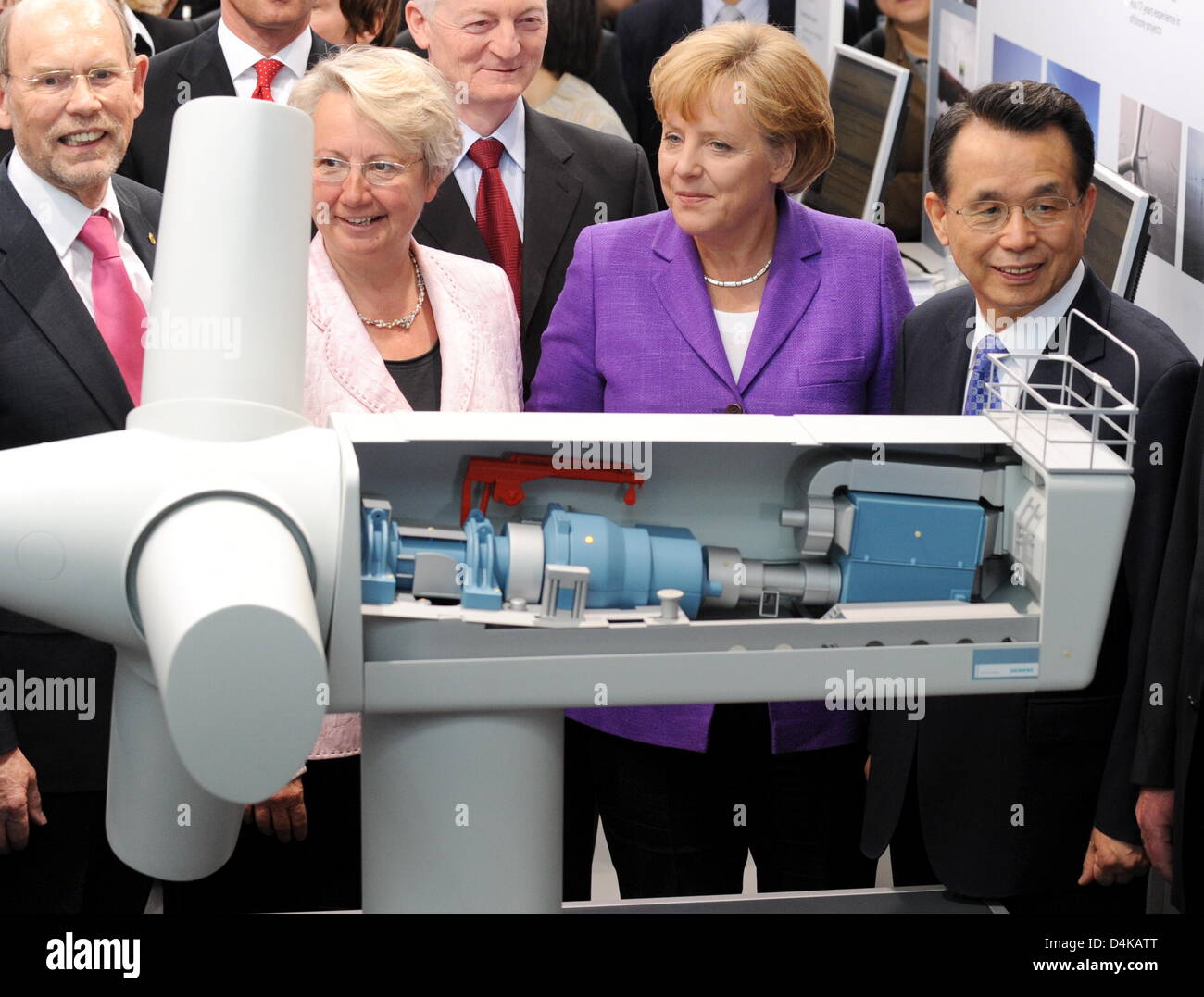 Lower Saxony?s former Economy Minister Walter Hirche (L), German Chancellor Angela Merkel, German Federal Science and Education Minister Annette Schavan and South Korea?s Prime Minister Han Seung-Soo examine the rotor head model of a wind energy turbine during their opening round tour at the Hannover Messe 2009 trade fair in Hanover, Germany, 20 April 2009. Some 6,150 companies fro Stock Photo