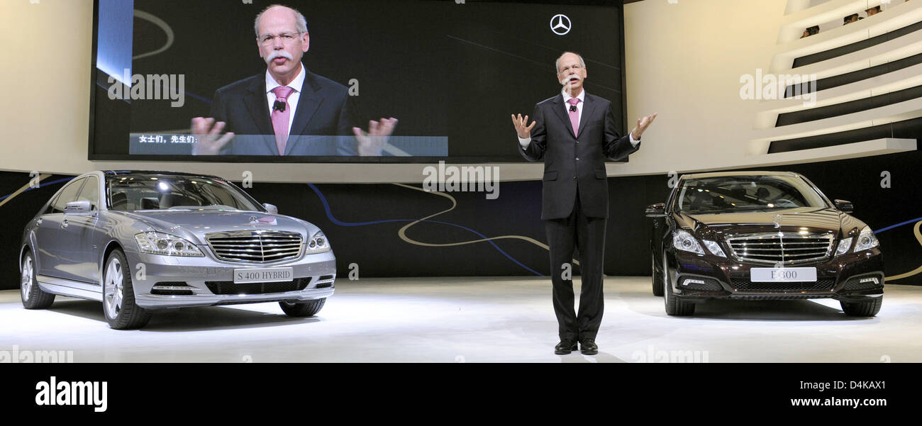 Daimler CEO Dieter Zetsche delivers a speech while standing between a Mercedes-Benz S400 Hybrid (L) and a Mercedes-Benz E300 (R) on the press day of the Shanghai Auto Show, Shanghai, China, 20 April 2009. Shanghai Auto Show opens for the public from 22 to 28 April 2009. Photo: Marijan Murat Stock Photo