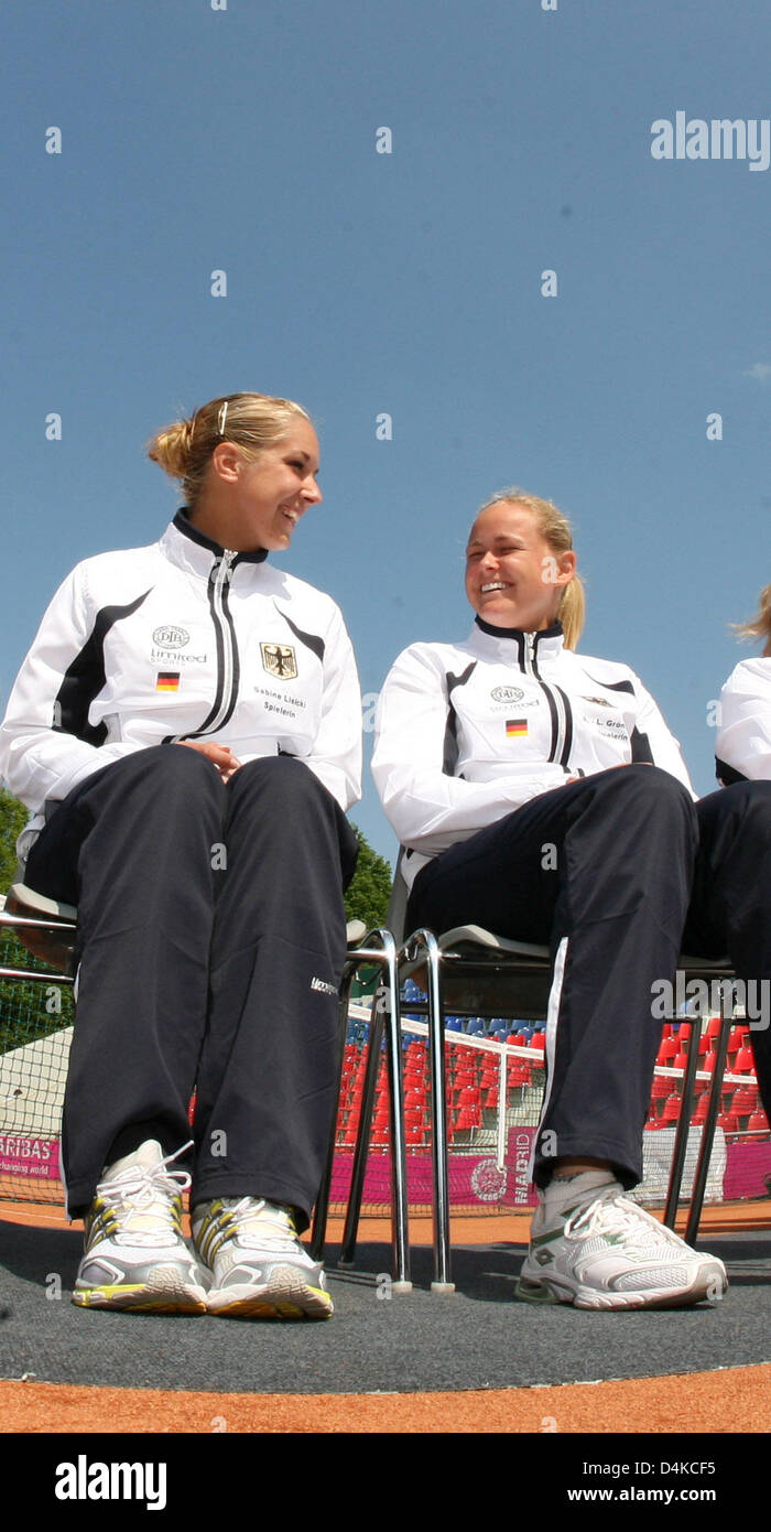 The German Fed Cup team (L-R) Sabine Lisicki and Anna-Lena Groenefeld pose after the drawing of the Fed Cup relegation matches in Frankfurt Main, Germany, 24 April 2009. Photo: Julian Stratenschulte Stock Photo