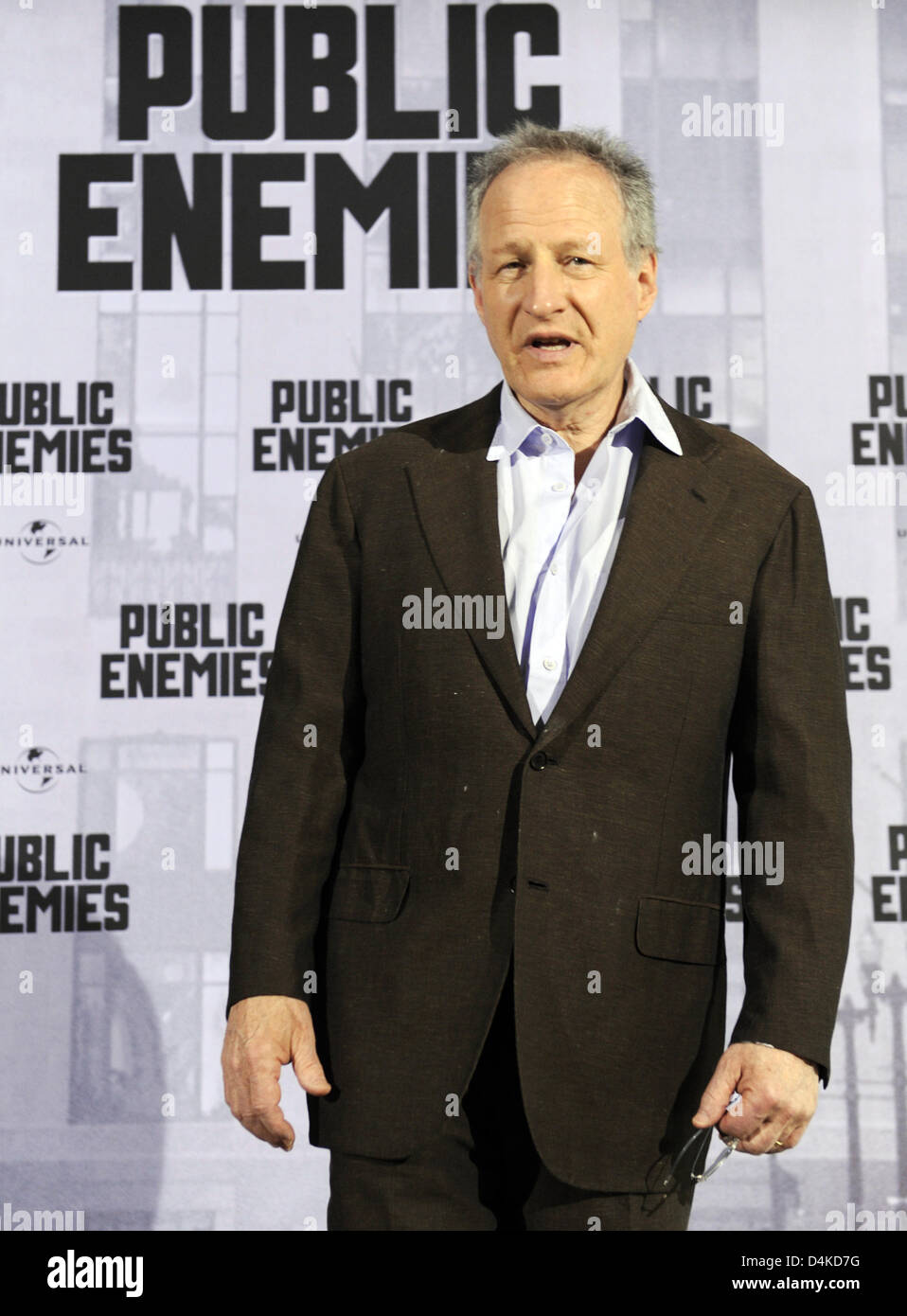 US Director Michael Mann poses at a photocall for his film ?Public Enemies? in Berlin, Germany, 06 July 2009. The film about the gangster John Dillinger and his getaway from the FBI in the 1930s stars Johnny Depp and Christian Bale (both not depicted) and opens in German cinemas on 06 August 2009. Photo: RAINER JENSEN Stock Photo