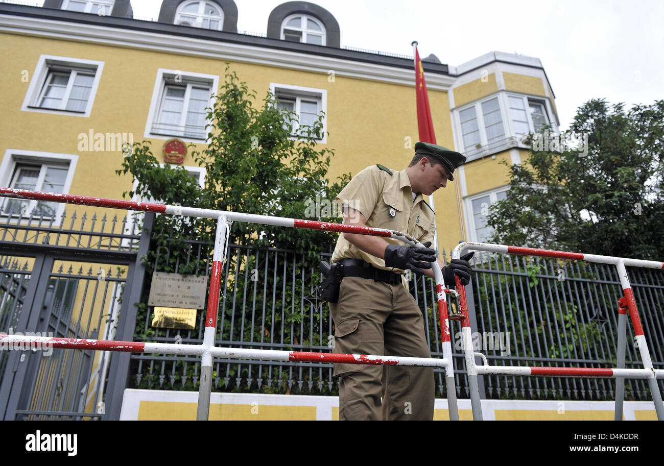 Policemen guard the Chinese consulate general in Munich, Germany, 07 July 2009. On 06 July yet unidentified people threw three ?Molotov? cocktails at the building, Police announced on 07 July 2009. Photo: ANDREAS GEBERT Stock Photo