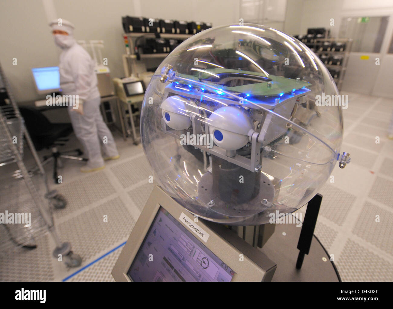 Robot I2d2s Pictured In The Cleanroom Of Chip Producer Infineon In Stock Photo Alamy