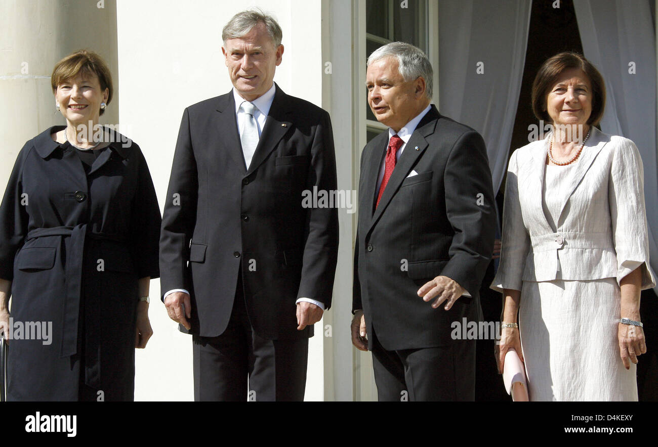 German President Horst Koehler and his wife Eva Luise (L) are greeted by Polish President Lech Kaczynski  and his wife Maria Kaczynska (R) in Warsaw, Poland, 13 July 2009. The German head of state is on an inaugural visit to Poland due to his second term in office and will then fly on to France. Photo: WOLFGANG KUMM Stock Photo