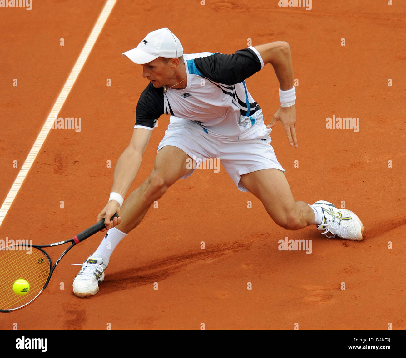 Russian Nikolay Davydenko hits the ball during his match against Spanish Ivan Navarro at the ATP Mercedes Cup tennis tournament in Stuttgart, Germany, 13 July 2009. Photo: BERND WEISSBROD Stock Photo