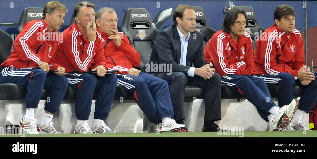 Assistant coach Andries Jonker (L-R), head coach Louis van Gaal, assistant coach Hermann Gerland, sports director Christian Nerlinger, team doctor Hans-Wilhelm Mueller-Wohlfahrt and physiotherapist Gerry Hoffmann of Fc Bayern Munich pictured on the bench during the test match against Austria?s Red Bull Salzburg in Salzburg, Austria, 10 July 2009. The match ended in a 0-0 draw. Phot Stock Photo