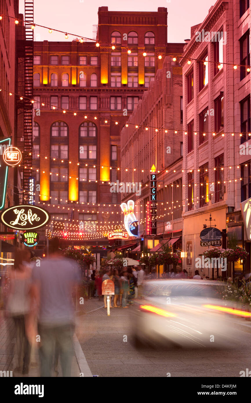 OUTDOOR RESTAURANTS EAST FOURTH STREET DOWNTOWN CLEVELAND OHIO USA