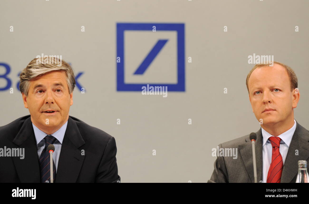 Deutsche Bank CEO Josef Ackermann (L) and CFO Stefan Krause (R) speak during a press conference in Frankfurt Main, Germany, 28 April 2009. Deutsche Bank has unexpectedly reported a 1.2 billion euro profit, mostly due to a strong investment banking. Another surprise marked the decision of the bank?s supervisory board to offer Ackermann an extension of his contract by another three y Stock Photo