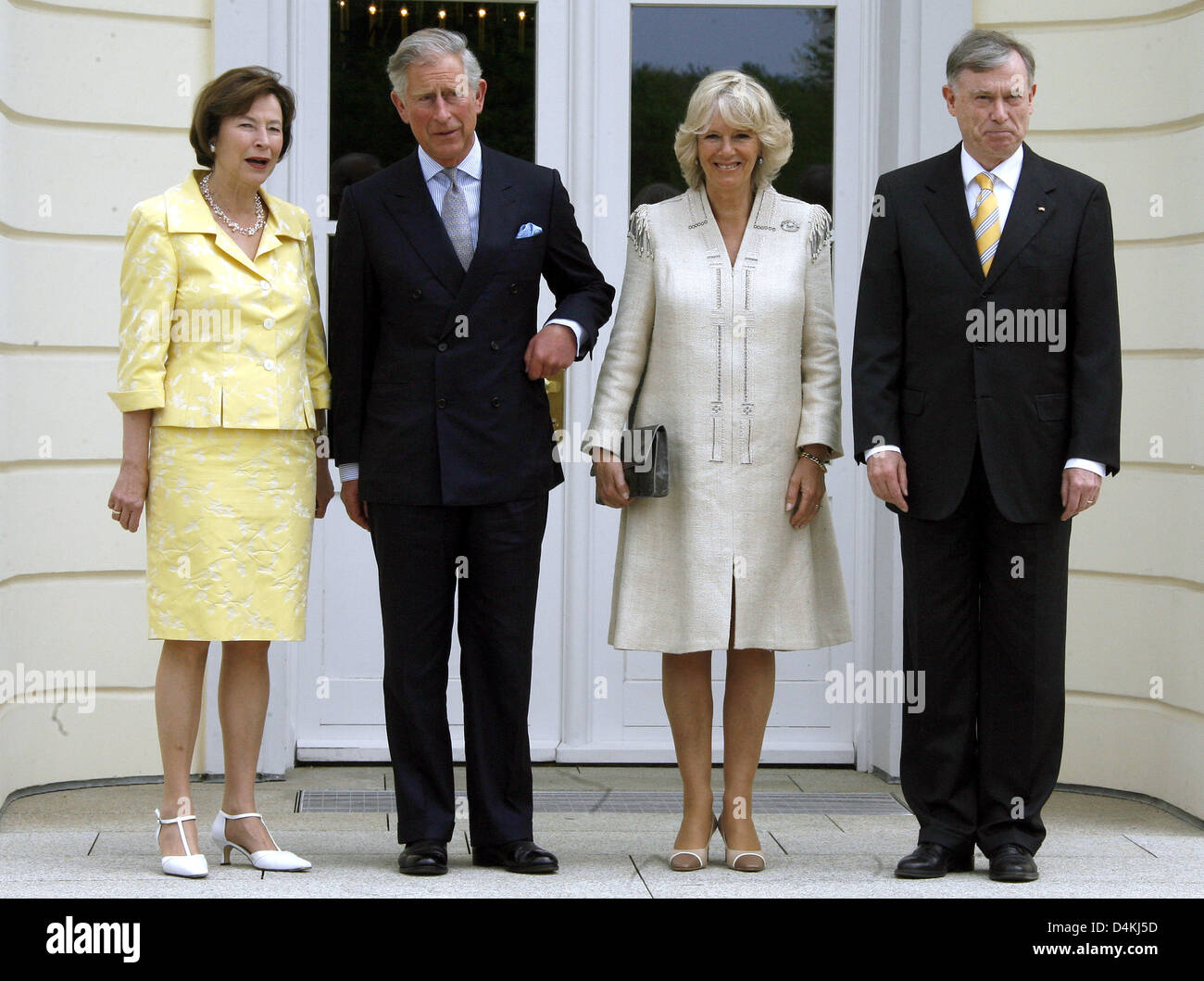 German President Horst Koehler (R) and his wife Eva Luise (L) greet ...