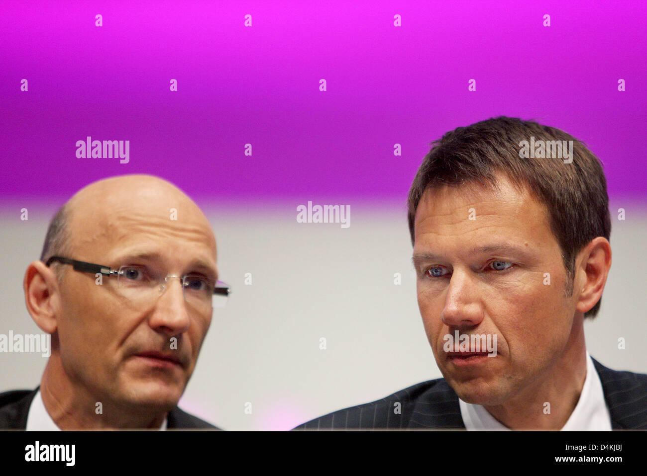 The executive board of Telekom, CFO Timotheus Hoettges (L) and CEO Rene Obermann are pictured at the Telekom general meeting in Cologne, Germany, 30 April 2009. Photo: OLIVER BERG Stock Photo