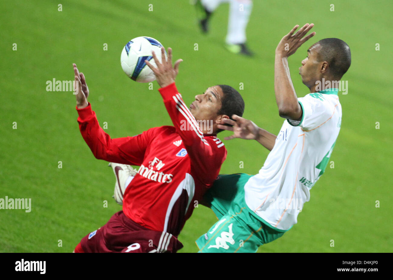Werder Bremen?s Naldo (R) and Hamburg?s Jose Paolo Guerrero vie for the ball during the UEFA Cup semi finals first leg match Werder Bremen vs SV Hamburg at Weserstadion in Bremen, Germany, 30 April 2009. SV Hamburg defeated Werder Bremen 0-1. Photo: Kay Nietfeld Stock Photo