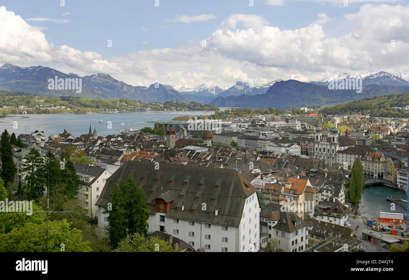 The picture shows a view of the city of Lucerne and the Lake Lucerne
