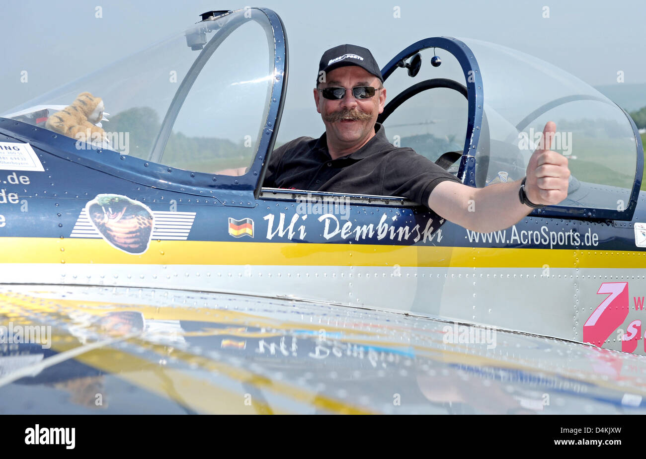 German aerobatics pilot Uli Dembinski poses in the cockpit of his Russian Jakowlew Jak-55 plane ahead of his looping world record at Walldorf air field, Germany, 2 May 2009. 50 year-old Dembinksi wants to break his own record of 222 loopings, now aiming at 333 complete turns for another entry into the ?Guinness-Book of Workd Records?. Photo: RONALAD WITTEK Stock Photo