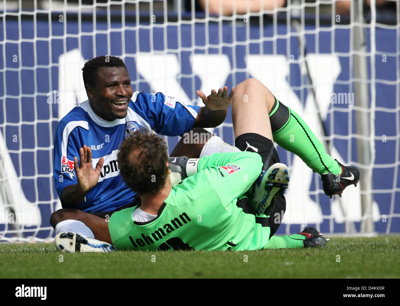 Bielefeld?s Christopher Katongo (L) and Stuttgart?s goalkeeper Jens Lehmann lie on the pitch during the Bundesliga soccer match Arminia Bielefeld vs VfB Stuttgart at SchuecoArena in Bielefeld, Germany, 2 May 2009. Photo: FRISO GENTSCH (ATTENTION: BLOCKING PERIOD! The DFL permits the further utilisation of the pictures in IPTV, mobile services and other new technologies only two hou Stock Photo