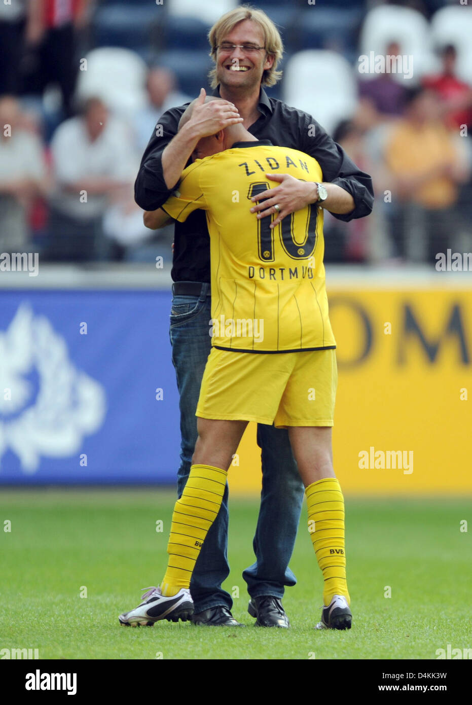 Dortmund?s head coach Juergen Klopp (back) hugs Mohamed Zidan who scored the 1-0 after the Bundesliga match Eintracht Frankfurt vs Borussia Dortmund at Commerzbank Arena stadium in Frankfurt Main, Germany, 02 May 2009. Dortmund defeated Frankfurt 2-0. Photo: Arne Dedert Stock Photo