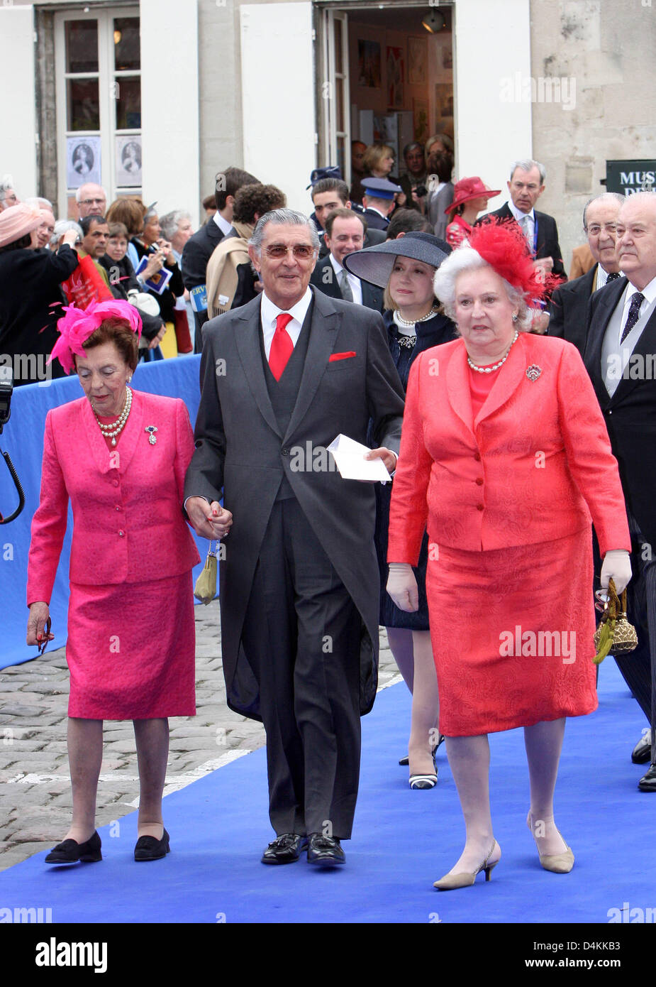 Infanta Pilar of Spain (R), sister of King Juan Carlos, attends the church wedding of Prince Jean d?Orleans and Princess Philomena, Duke and Duchess of Vendome, at the Cathredral of Senlis, France, 2 May 2009.  Photo: Albert Nieboer (NETHERLANDS OUT) Stock Photo