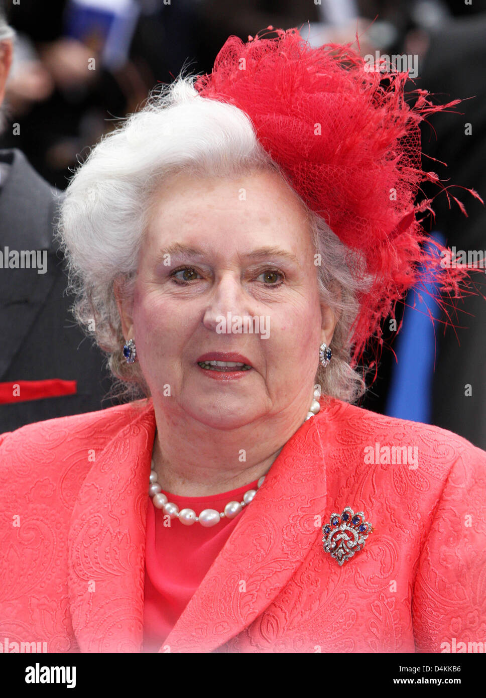 Infanta Pilar of Spain (R), sister of King Juan Carlos, attends the church wedding of Prince Jean d?Orleans and Princess Philomena, Duke and Duchess of Vendome, at the Cathredral of Senlis, France, 2 May 2009.  Photo: Albert Nieboer (NETHERLANDS OUT) Stock Photo