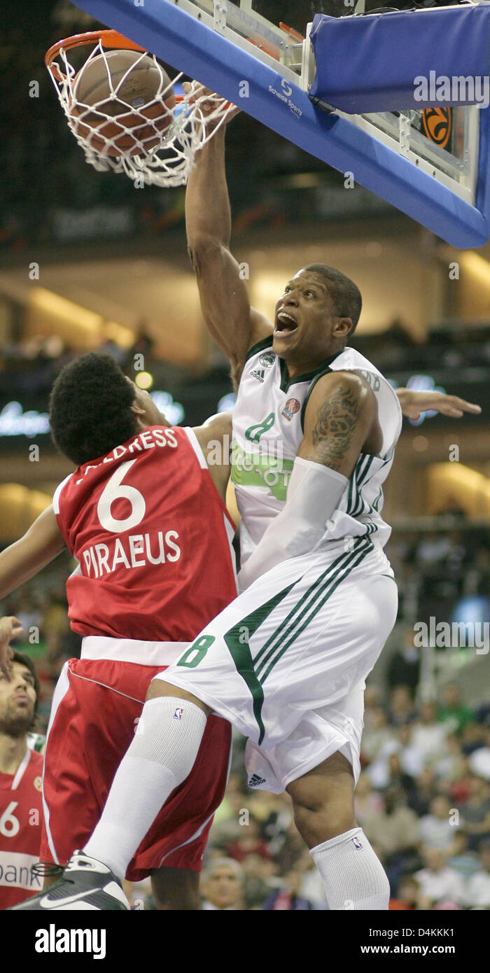 Panathianikos?s Mike Batiste (R) nets the ball past Olympiakos?s Josh  Childress during the EuroLeague semi-finals match Olympiacos Piraeus vs  Panathinaikos Athens in Berlin, Germany, 01 May 2009. Panathinaikos won the  match 84-82