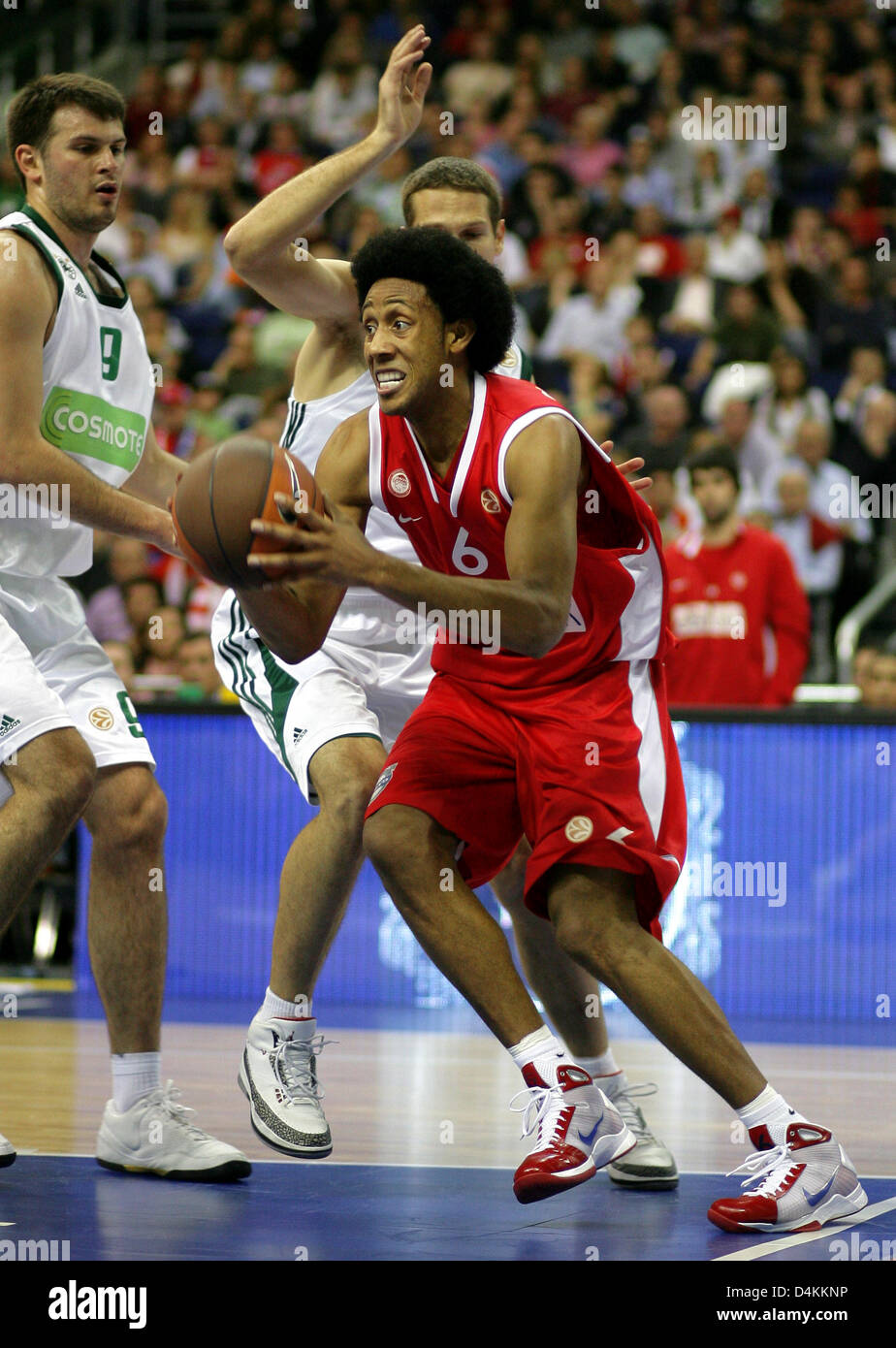 Olympiakos?s Josh Childress controls the ball during the EuroLeague  semi-finals match Olympiacos Piraeus vs Panathinaikos Athens in Berlin,  Germany, 01 May 2009. Panathinaikos won the match 84-82 and moves up to the