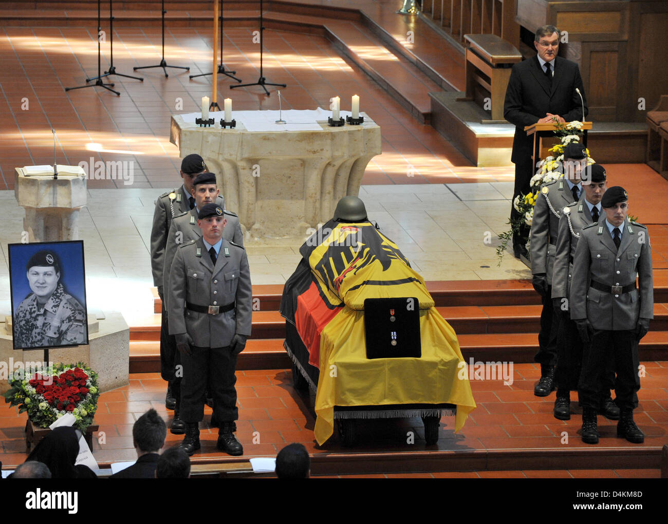 German Defence Minister Franz Josef Jung (back R) speaks at the mourning ceremony for a soldier who was killed in Afghanistan in Bad Saulgau, Germany, 07 May 2009. Some 600 people attended the ceremony for the 21-year-old who was killed in a gunfight in Kundus on 29 April 2009. Photo: PATRICK SEEGER Stock Photo