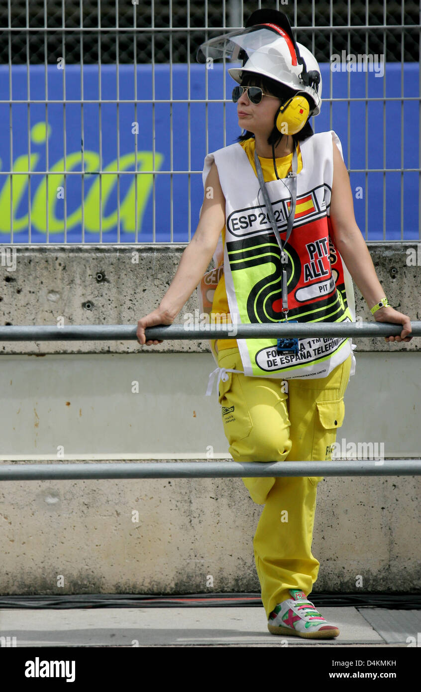 A track marshal looks down the pitlane during the second practice session at Circuit de Catalunya in Montmelo near Barcelona, Spain, 08 May 2009. The Grand Prix of Spain will take place on 10 May. Photo: Jan Woitas Stock Photo