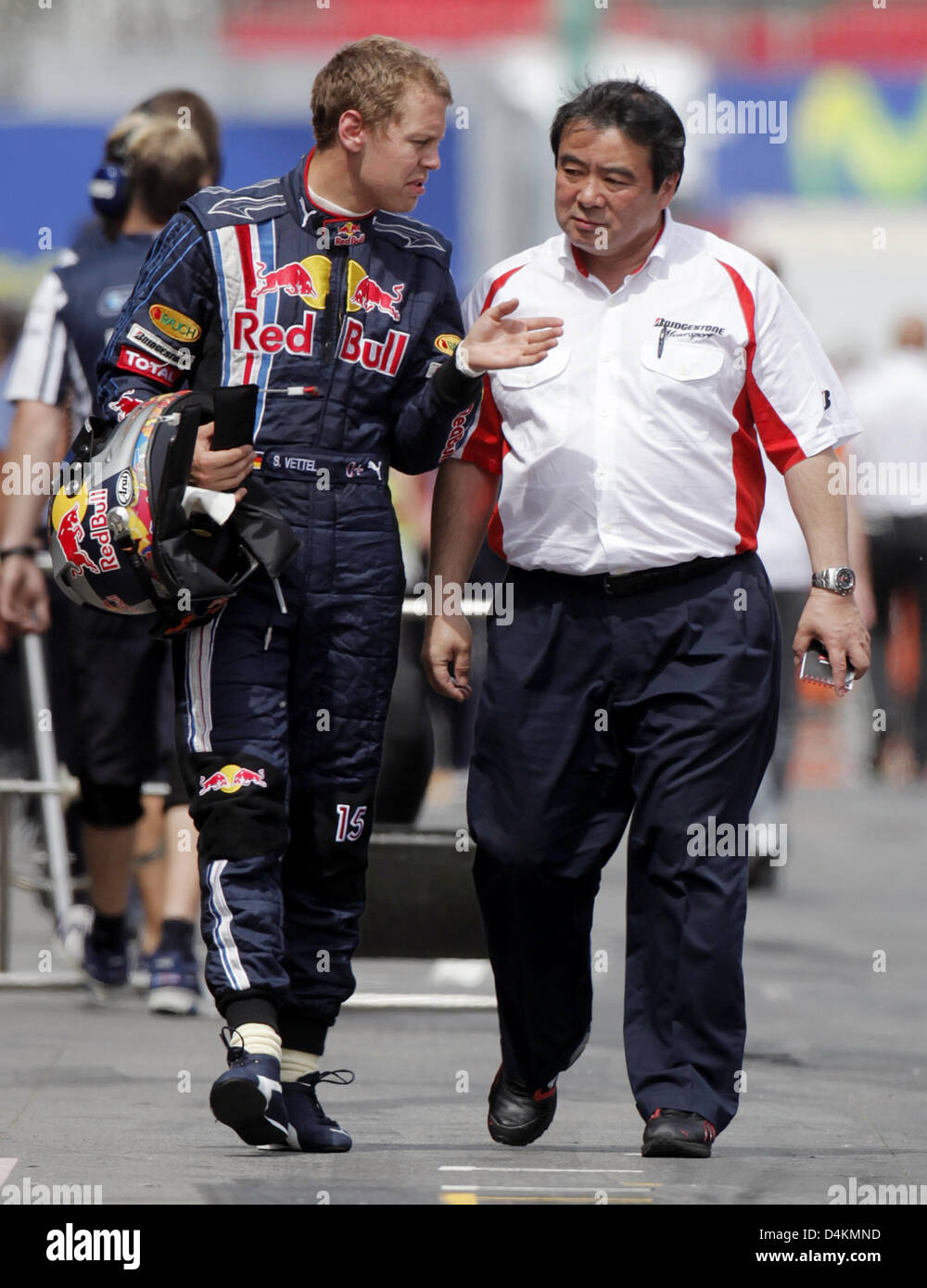 German Formula One driver Sebastian Vettel of Red Bull Racing (L) confers with a Bridgestone engineer after the second practice session at Circuit de Catalunya in Montmelo near Barcelona, Spain, 08 May 2009. The Grand Prix of Spain will take place on 10 May. Photo: Felix Heyder Stock Photo