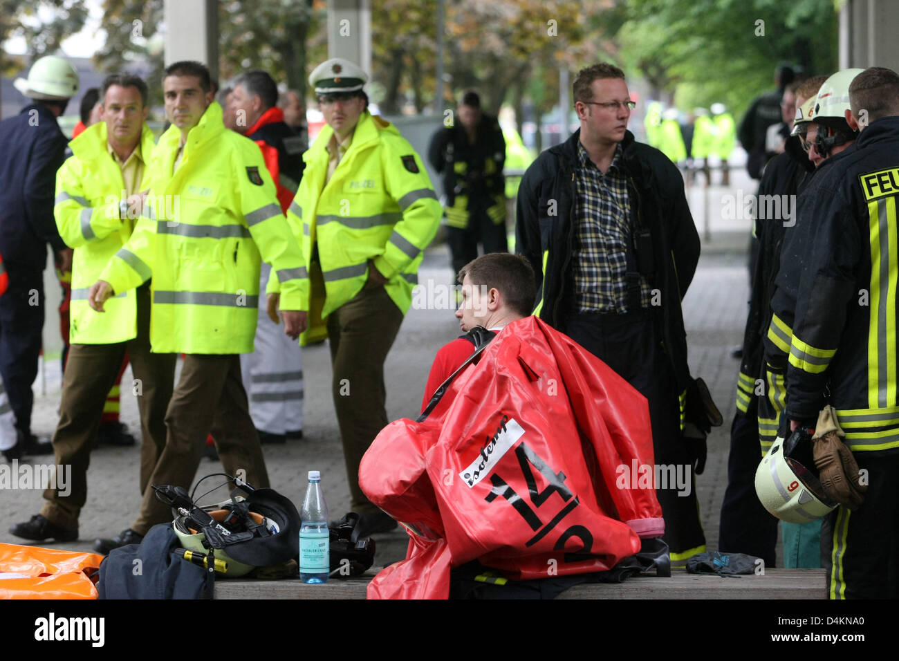 Policemen and ambulance services pictured outside the Albert-Einstein-Gymnasium in Sankt Augustin, Germany, 11 May 2009. A person armed with knives has allegedly entered the school. Photo: THOMAS FREY Stock Photo