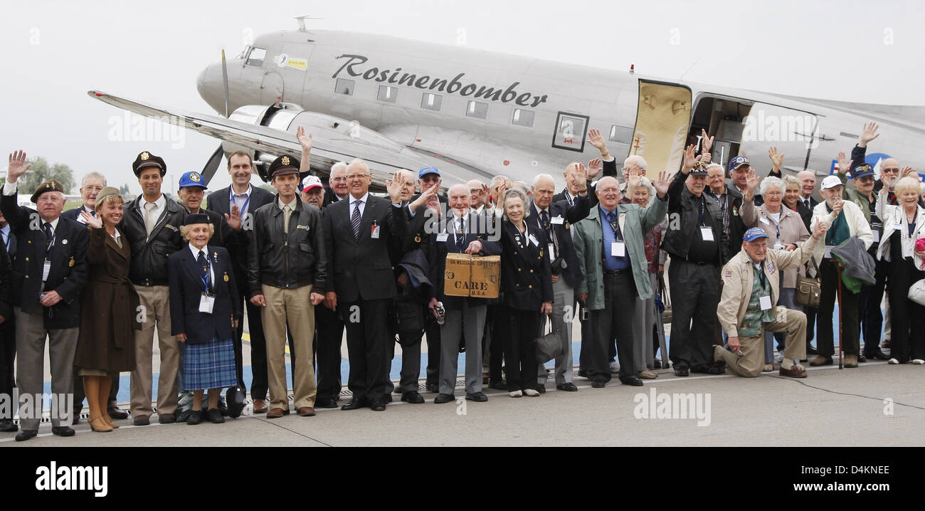 Berlin Air Lift veterans pose with a Care Paket in front of a classic transport plane type DC-3 at Schoenefeld airfield, Berlin, Germany, 11 May 2009. 50 veterans from the UK, USA and France met on the 60th anniversary of the end of the Berlin Air Lift. Photo: BERND SETTNIK Stock Photo