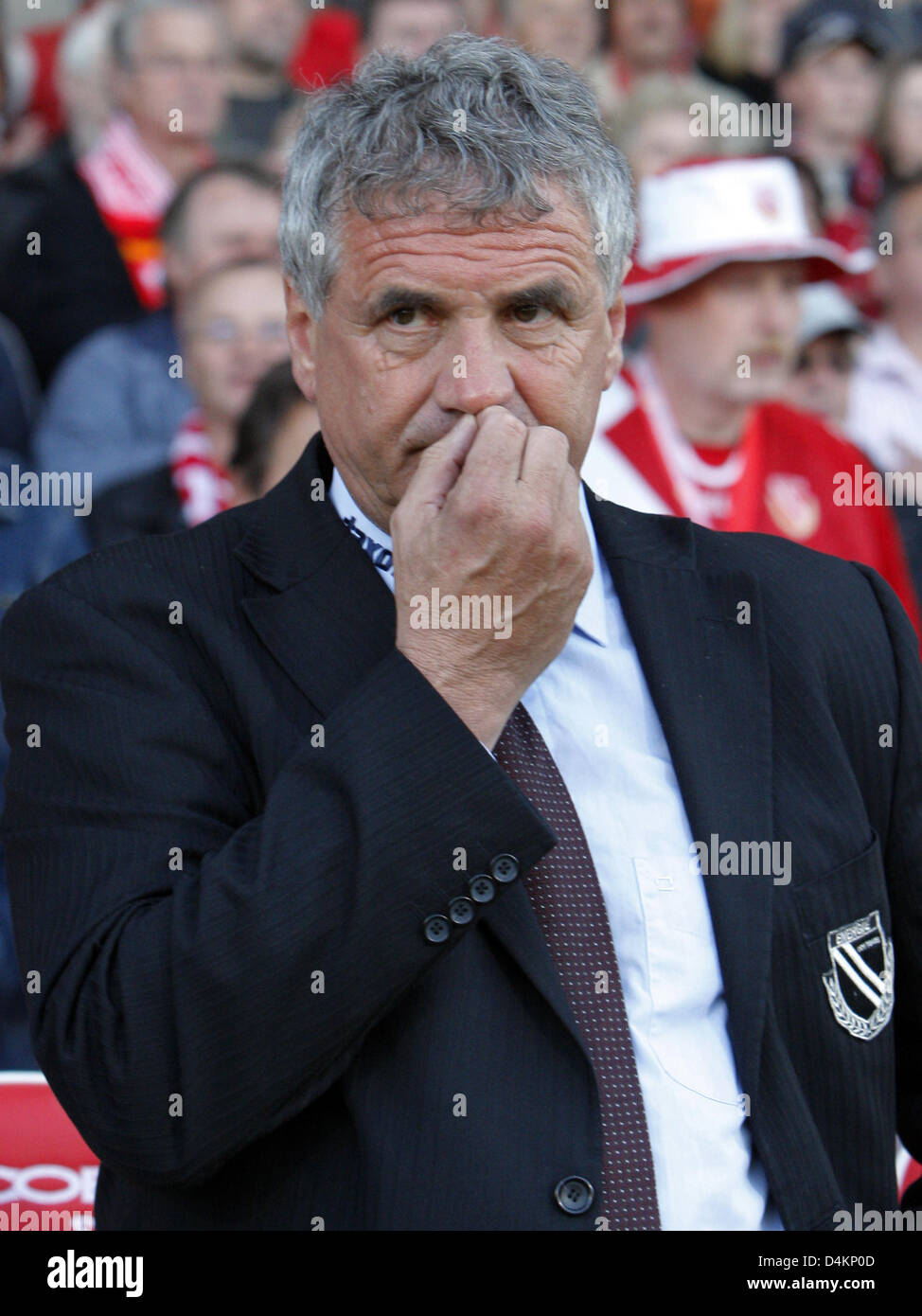 Cottbus? head coach Bojan Prasnikar pictured at the sideline during the Bundesliga soccer match Energie Cottbus vs Borussia Moenchengladbach at Stadiom der Freundschaft in Cottbus, Germany, 13 May 2009. Moenchengladbach defeated Cottbus 1-0. Photo: Bernd Settnik Stock Photo