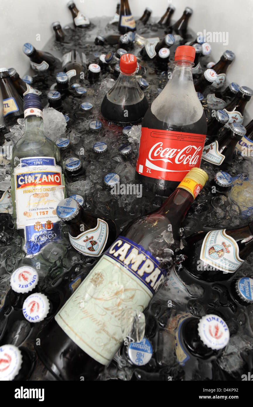 A bathtub is filled with bottles of beer, coke and hard liqour and a lot of ice in a bathroom in Munich, Germany, 01 May 2009. The drinks are intended for a birthday party. Photo: Peter Kneffel Stock Photo