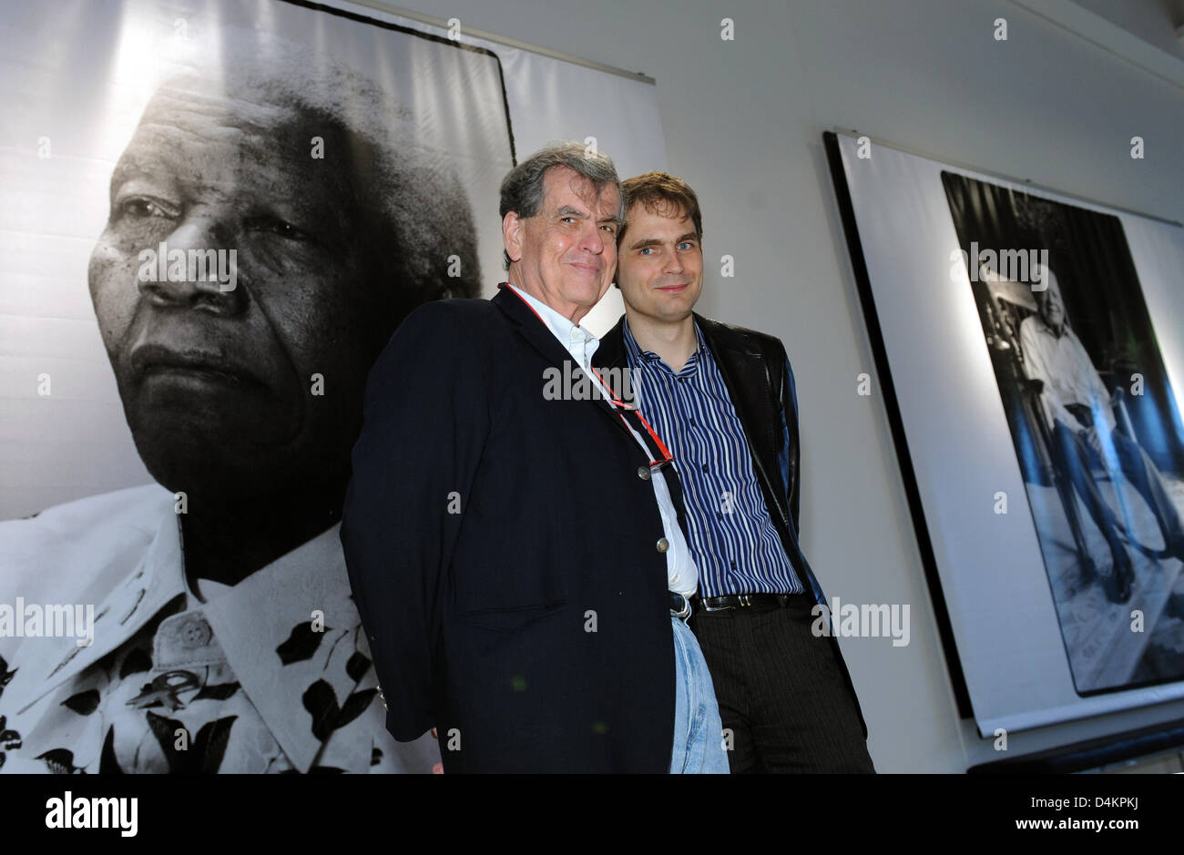 Nobel Prize Laureate Aaron Ciechanover (L) chats at the vernissage of German photographer Peter Badge?s (R) exhibition ?Nobel Faces?Duesseldorf, Germany, 15 May 2009. Badge?s exhibition ?Nobel Faces? displays his works of travelling nine years to 35 countries portraing all 300 Nobel Prize Laureates in the private terrain. Photo: Joerg Carstensen Stock Photo