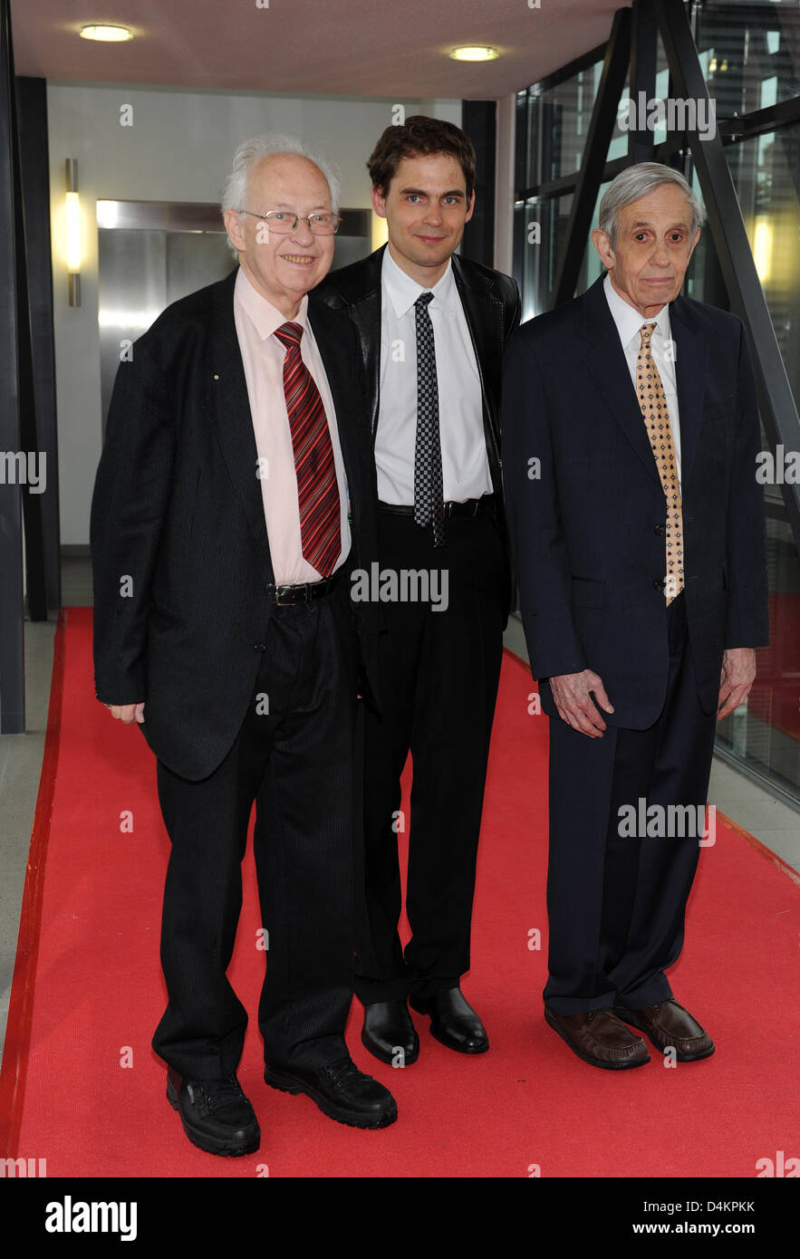 Nobel Prize Laureates Reinhard Selten (L) and John Nash (R) arrive at the vernissage of German photoghrapher Peter Badge?s (C) exhibition ?Nobel Faces?Duesseldorf, Germany, 15 May 2009. Badge?s exhibition ?Nobel Faces? displays his works of travelling nine years to 35 countries portraing all 300 Nobel Prize Laureates in the private terrain. Photo: Joerg Carstensen Stock Photo