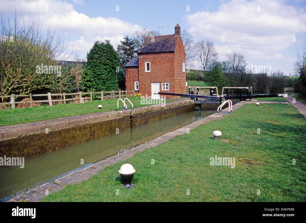 canal lock keepers house Stock Photo - Alamy