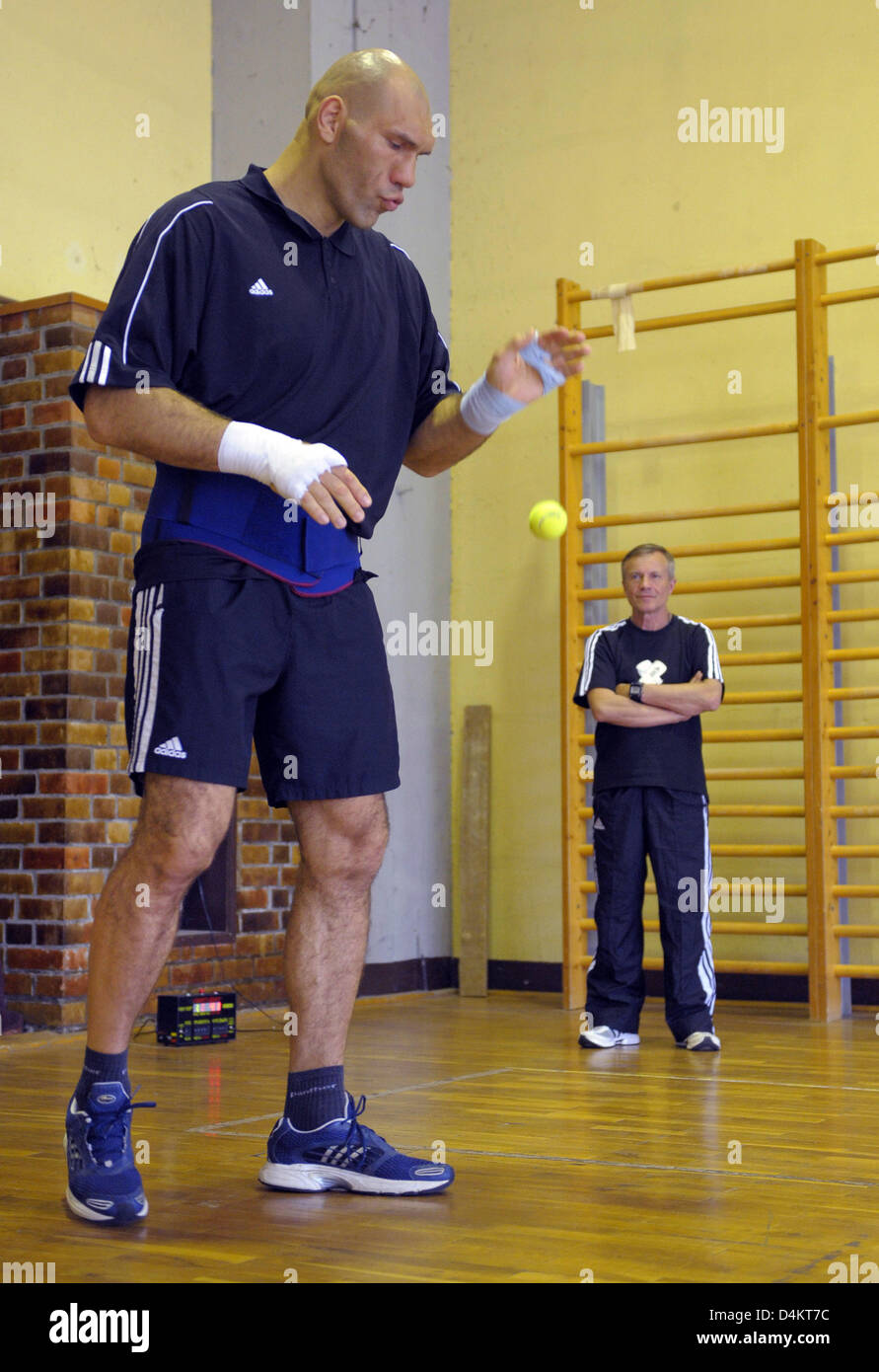 Russian heavyweight boxer Nikolai Valuev (L) trains with Alexander Zimin in Berlin, Germany, 19 May 2009. Valuev will face WBA titleholder, Uzbekistan?s Ruslan Chagaev in their rematch for the WBA heavyweight title in Helsinki,l Finland on 30 May. Photo: SOEREN STACHE Stock Photo