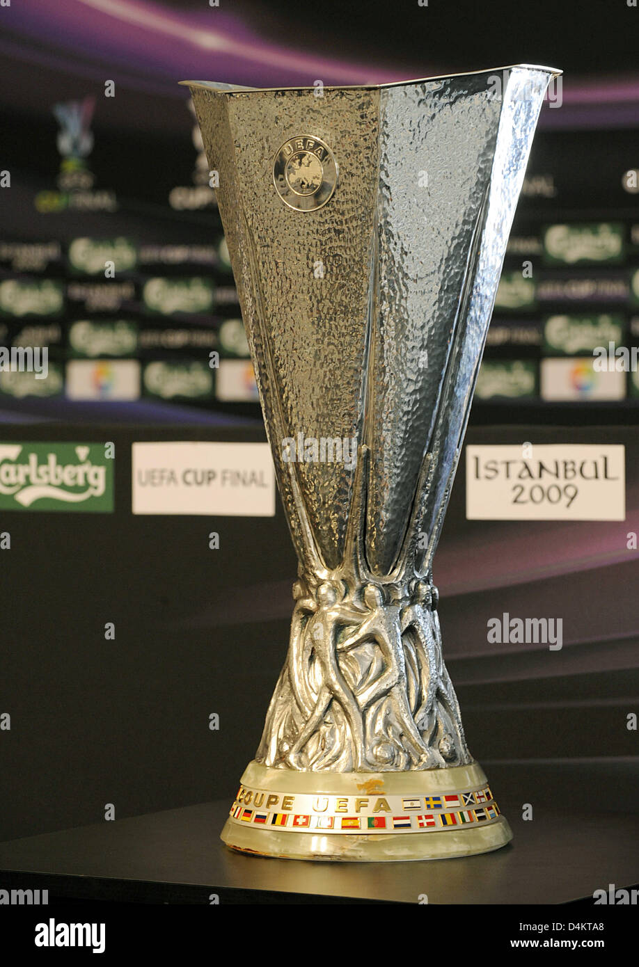 The UEFA Cup stands on a podium prior to the press conference of German Bundesliga club Werder Bremen at Suekrue-Saracoglu stadium in Istanbul, Turkey, 19 May 2009. The final match of the UEFA Cup between Schachtjor Donezk and Werder Bremen will take place there on 20 May 2009. Photo: CARMEN JASPERSEN Stock Photo