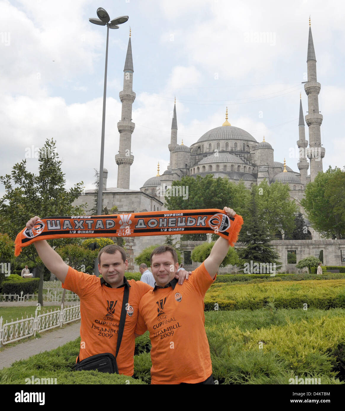 Fans of Shakhtar Donetsk pose in front of the Sultan-Ahmet-mosque in 