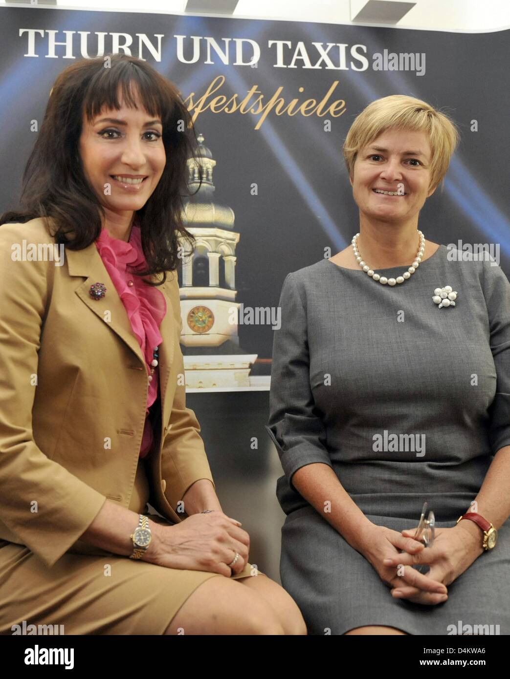 Gloria Princess of Thurn and Taxis (R) and musical and opera singer Anna-Maria Kaufmann pose at a press conference for the Thurn and Taxis Castle Festival 2009 in Munich, Germany, 22 May 2009. The festival will take place from 17 til 26 July 2009 in Regensburg, Germany. Photo: ANDREAS GEBERT Stock Photo