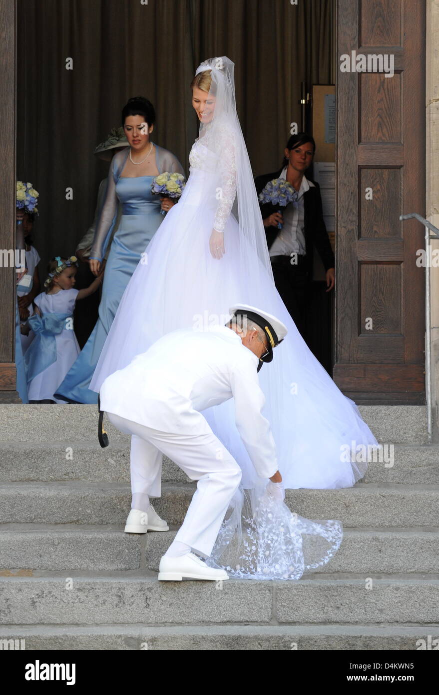 Bride Kelly Jeanne Rondestvedt arrives at the church for the wedding with Hubertus Michael hereditary prince of Saxony-Coburg and Gotha in Coburg, Germany, 23 May 2009. Some 400 guests, many of which celebrities and European aristocrats, attended the wedding. Photo: ¿Tobias Hase Stock Photo