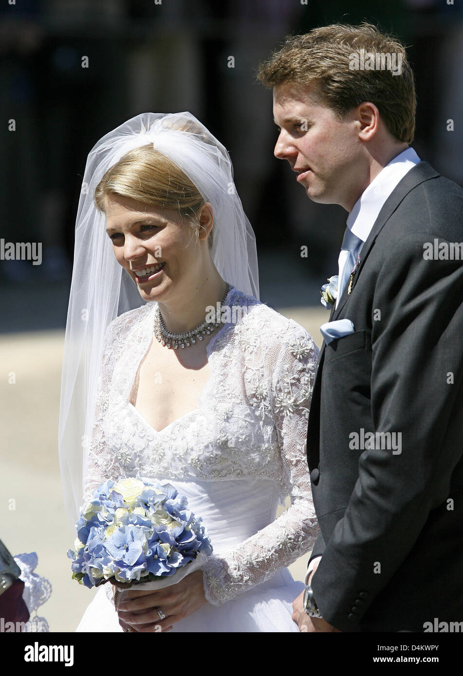 Hubertus Michael hereditary prince of Saxony-Coburg and Gotha (R) and Bride Kelly Jeanne Rondestvedt (L) leave the church after their wedding in Coburg, Germany, 23 May 2009. Some 400 guests, many of which celebrities and European aristocrats, attended the wedding. Photo: Daniel Karmann Stock Photo