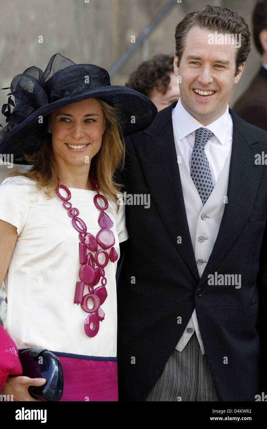 Hereditary Prince Carl Christian von Wrede (R) and Countess Katalin Bethlen de Bethlen (L) arrive for the wedding of Kelly Jeanne Rondestvedt with Hubertus Michael hereditary prince of Saxony-Coburg and Gotha in Coburg, Germany, 23 May 2009. Some 400 guests, many of which celebrities and European aristocrats, attended the wedding. Photo: Daniel Karmann Stock Photo