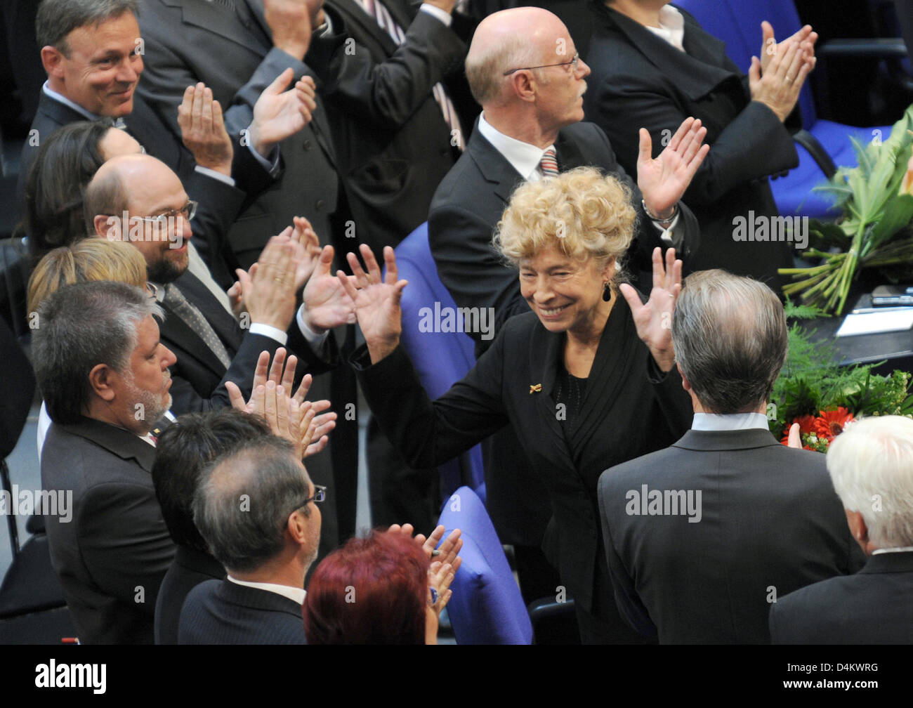 Candidate of the SPD Gesine Schwan (C) waves to SPD members after the reelection of Federal German President Koehler at the 13th Federal Convention in the plenar hall of the Reichstag building in Berlin, Germany, 23 May 2009. Koehler won the election with 613 votes, the minimum number of necessary votes. Photo: PEER GRIMM Stock Photo