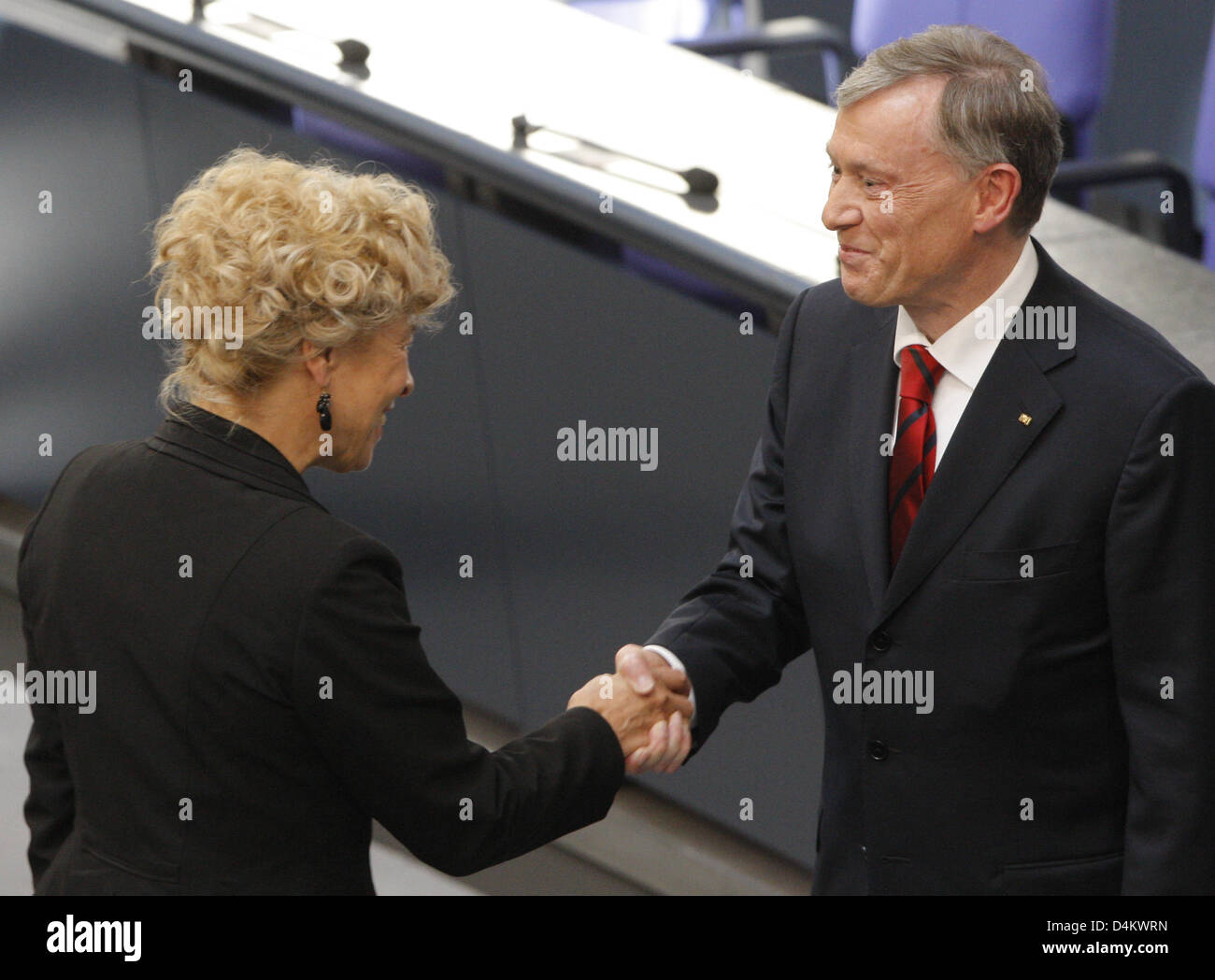 Candidate of the SPD Gesine Schwan congratulates Federal German President Horst Koehler on his reelection at the 13th Federal Convention in the plenar hall of the Reichstag building in Berlin, Germany, 23 May 2009. Koehler won the election with 613 votes, the minimum number of necessary votes. Photo: Bernd Settnik Stock Photo