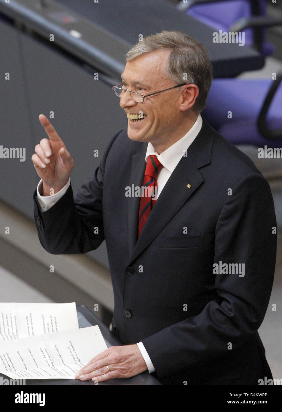 Federal German President Horst Koehler laughs during his speech after his reelection at the 13th Federal Convention in the plenar hall of the Reichstag building in Berlin, Germany, 23 May 2009. Koehler won the election with 613 votes, the minimum number of necessary votes. Photo: Bernd Settnik Stock Photo