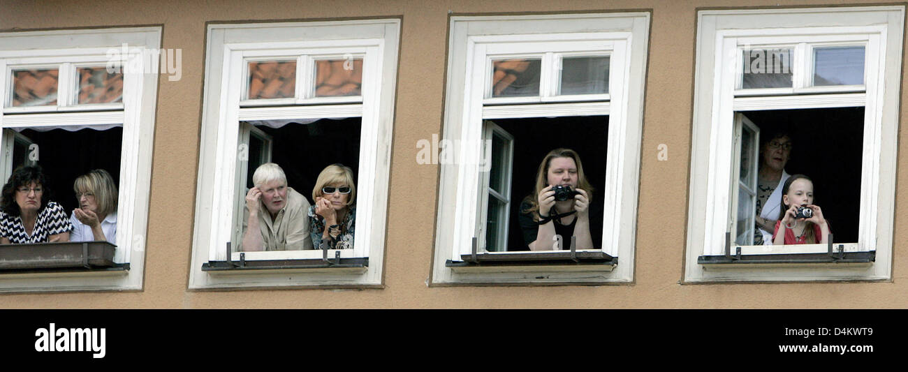 Onlookers follow the wedding of Hubertus Michael hereditary prince of Saxony-Coburg and Gotha and Kelly Jeanne Rondestvedt in Coburg, Germany, 23 May 2009. Some 400 guests, many of which celebrities and European aristocrats, attended the wedding. Photo: Daniel Karmann Stock Photo